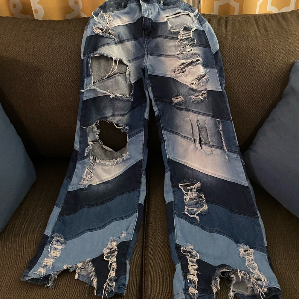 Beautiful Ripped Jeans - Picture 3 of 7